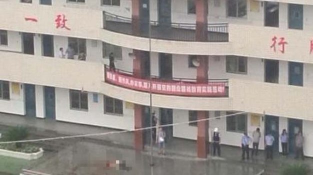 Hung thủ nhảy lầu sau khi gây án và chết tại chỗ - Ảnh: weibo