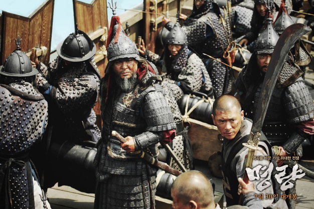 Nam diễn viên gạo cội Choi Min Sik trong vai tướng quân huyền thoại Yi Sun Sin - Ảnh: Hancinema