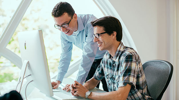 Giáo sư Luis von Ahn (đứng) cùng giáo sư Severin Hacker, hai nhà sáng lập dự án Duolingo - Ảnh: Duolingo.com