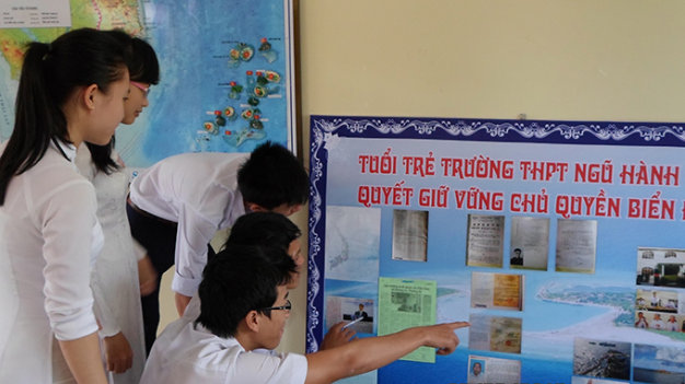 Học sinh chăm chú theo dõi triển lãm về Hoàng Sa, Trường Sa do Đoàn trường tổ chức - Ảnh: Phạm Được