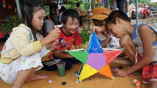 Các em nhỏ phụ tô lồng đèn cho em Phạm Chí Cảnh (thứ hai từ trái). Đây là chiếc đèn đẹp nhất của Cảnh cũng là chiếc đèn đẹp nhất đêm Trung thu giữa rừng - Ảnh: Hải Thi