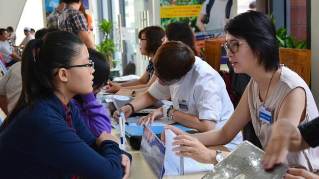 Thí sinh nộp hồ sơ xét tuyển bổ sung năm 2014 - Ảnh: Minh Giảng