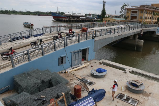 Đưa vào sử dụng hơn hai năm nay nhưng công trình kiểm soát triều Nhiêu Lộc - Thị Nghè chỉ mới thực hiện được chức năng ngăn triều, còn chức năng bơm nước chống ngập chưa hoạt động vì không có trạm phát điện - Ảnh: Tiến Long