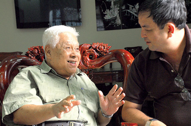 GS TS Cao Minh Thì (trái) trao đổi với bác sĩ Hoài Nam - Ảnh: Hoàng Thạch Vân