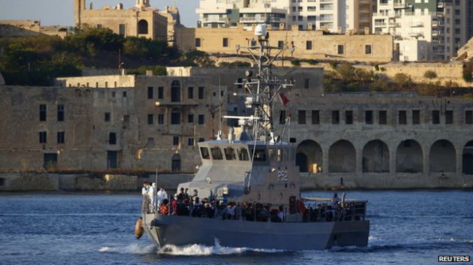 Bảo vệ bờ biển Malta cứu hộ cứu nạn các tàu tị nạn bị đắm - Ảnh: Reuters