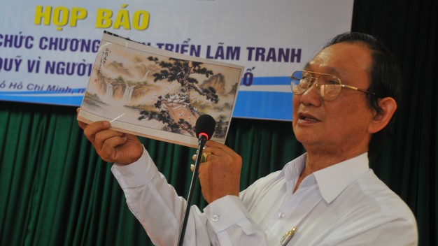 Họa sĩ Trương Hán Minh giới thiệu về bức tranh Tùng hạc diên niên tại buổi họp báo - Ảnh: Hoàng Thạch Vân