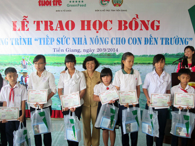 Các em được nhận học bổng tại buổi lễ - Ảnh: Thành Nhơn