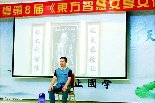 Các học viên phải khấu đầu trước ông Hoàng Thành Đoan – “viện trưởng” học viện Quốc Học Mông Chánh – trước khi tham gia lớp học - Ảnh:Weibo