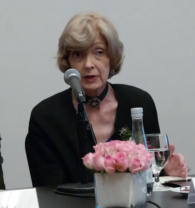 Thị trưởng Tài chính London Fiona Woolf phát biểu tại cuộc họp báo - Ảnh: H.T