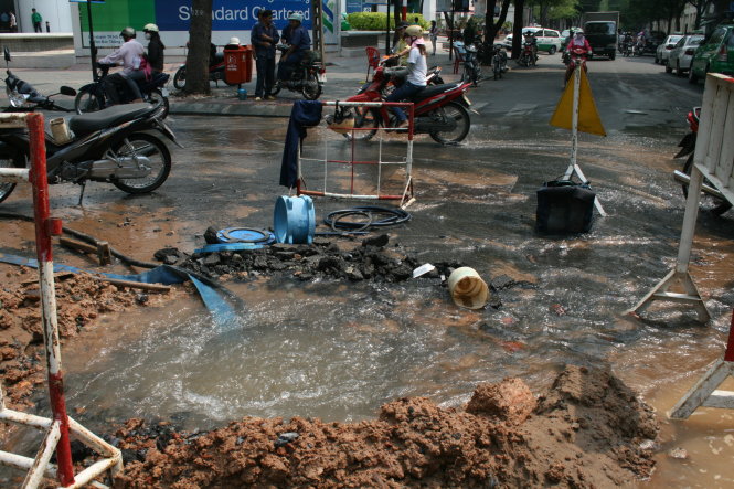 Từ trước đến nay, người dân TP.HCM phải trả tiền nước cho cả một phần nước bị thất thoát. Trong ảnh: hiện trường vụ bể đường ống nước trên đường Tôn Đức Thắng, Q.1 (TP.HCM) - Ảnh: Q.Khải