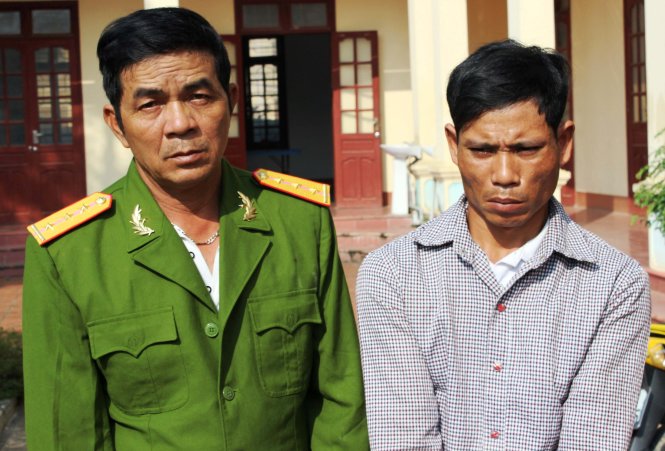 Phan Bá Hùng (trái) và Nguyễn Văn Tú tại cơ quan công an huyện Yên Thành - Ảnh: Cảnh Phúc