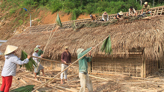 Phụ huynh học sinh dựng lều cho các em trọ học