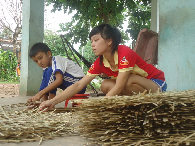 Đan lát là công việc thường ngày của nữ bác sĩ tương lai Ngọc Tuyền - Ảnh V. Anh