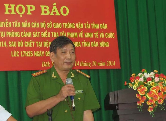 Đại tá Lương Ngọc Lếp, phó giám đốc Công an tỉnh Đắk Nông, công bố một số kết luận xung quanh cái chết của cán bộ thanh tra giao thông Nguyễn Tấn Mẫn - Ảnh: Lê Bình