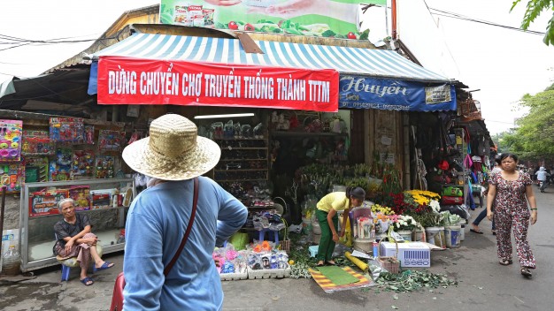 Tiểu thương chợ Thành Công căng băngrôn yêu cầu không chuyển đổi chợ truyền thống thành trung tâm thương mại - Ảnh: Việt Dũng