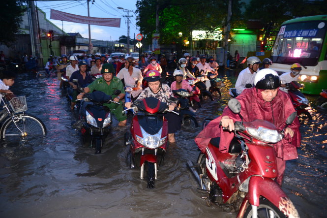 Ngập nặng ở đường Tân Hóa, Q.11, TP.HCM - Ảnh: Hữu Khoa