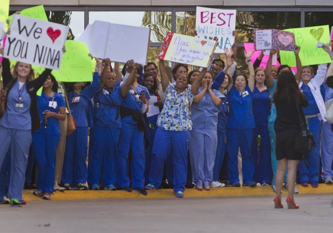 Các nhân viên Bệnh viện Texas Health Presbyterian chia sẻ với Nina Phạm bằng những biểu ngữ đầy lời lẽ yêu thương - Ảnh: Reuters