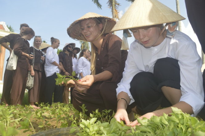 Những nữ sinh viên tự tay giâm rau - Ảnh: Thanh Ba