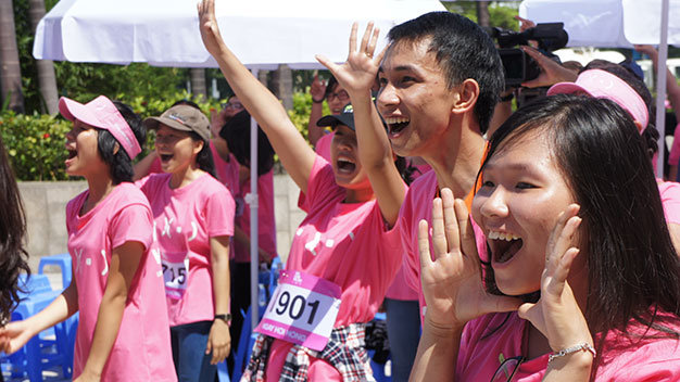 Bạn trẻ hô to khẩu hiệu “We care for her”, cam kết quan tâm người phụ nữ thương yêu bằng hành động thiết thực - Ảnh: Hải Thi