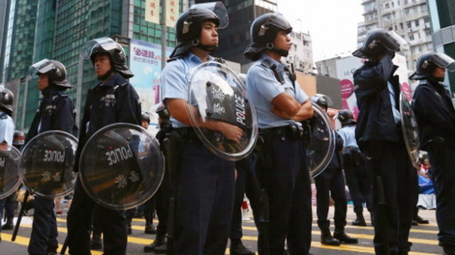 Cảnh sát Hồng Kong đang có mặt ở quận Mong Kok khi biểu tình đang leo thang - Ảnh: Reuters