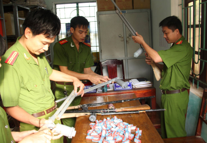 Số súng săn tự chế bắn đạn chì rất nguy hiểm, vừa được Công an huyện Bá Thước (Thanh Hóa) thu giữ - Ảnh: Hà Đồng.