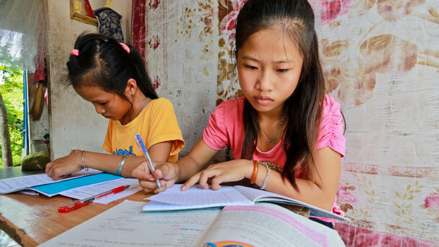 Ngô Thị Mỹ Lệ (phải) tập trung ôn luyện môn sinh học để chuẩn bị cho kỳ thi học sinh giỏi cấp thành phố sắp tới - Ảnh: Tiến Thành