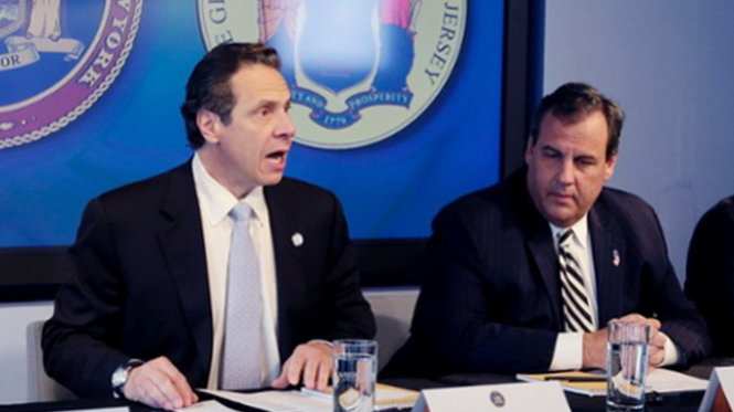 Thống đốc bang New York Andrew Cuomo (trái) giải thích về qui định phòng chống Ebola cùng thống đốc bang New Jersey Chris Christie (phải) - Ảnh:AFP