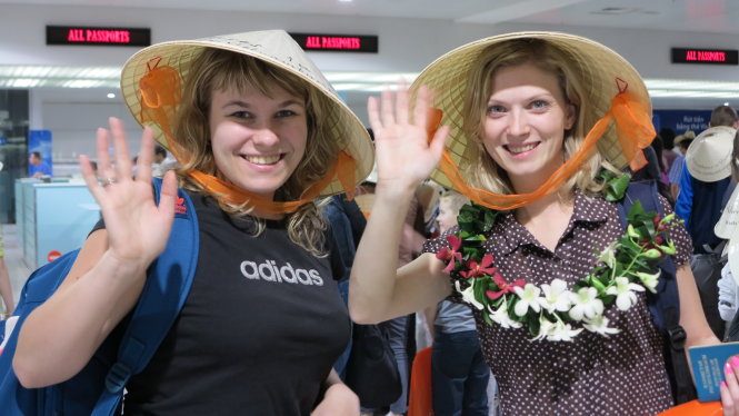 Du khách Olga (phải) và Sofia hai trong số 287 du khách Nga lần đầu tiên đến TP.HCM bằng charter flight cho biết họ rất vui khi lần đầu tiên đến VN và sắp trải qua một kỳ nghỉ biển ở Phú Quốc.- Ảnh: Lê Nam