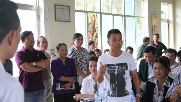 Người dân bức xúc trong buổi đối thoại với tổng giám đốc Công ty Tân Cường Thành vì họ mua đất nhưng không được giao sổ đỏ - Ảnh: Hữu Khá