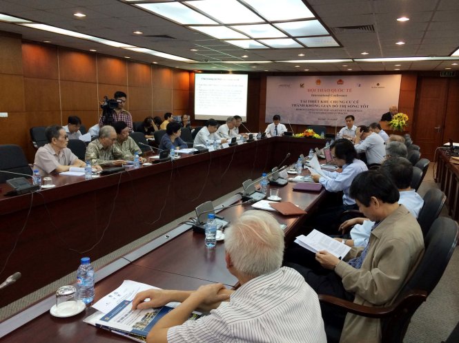 Các đại biểu phát biểu tại hội thảo