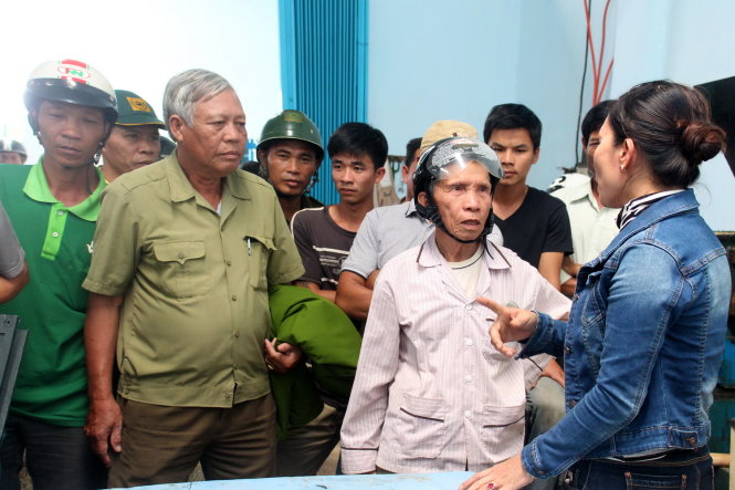 Người dân phản đối xưởng sản xuất nhựa gây ô nhiễm môi trường khu dân cư ngay tại xưởng Nga Oánh - Ảnh: C.Thành