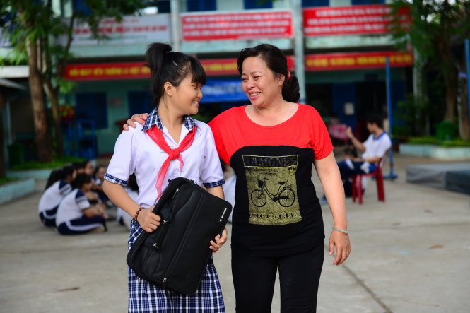 Chị Nhung đón Mai giờ tan học - Ảnh: Quang Định