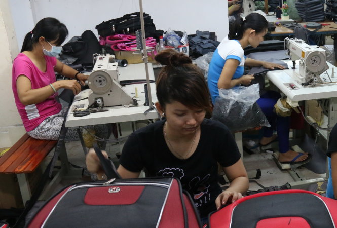 Nhiều DN không dám vay mở rộng sản xuất kinh doanh do lo ngại lãi suất lại tăng trong thời gian tới. Trong ảnh: sản xuất tại Công ty TNHH túi xách Minh Tiến (Bình Chánh, TP.HCM) - Ảnh: Tiến Long