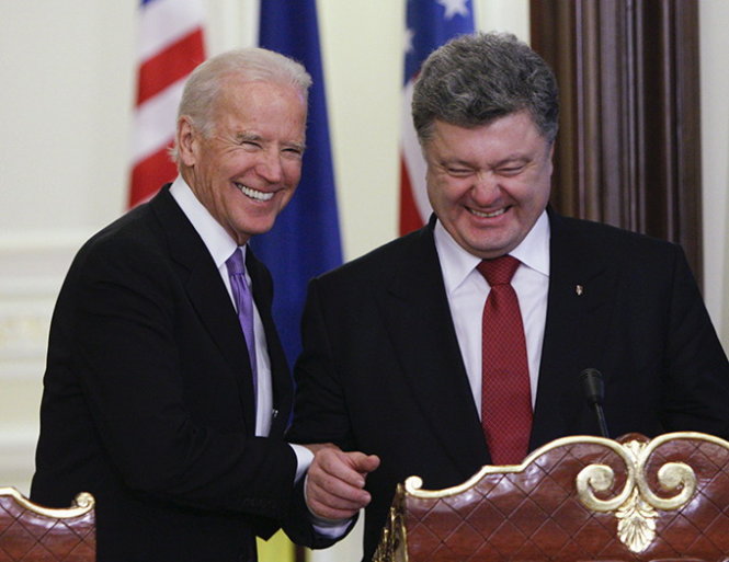 Phó tổng thống Mỹ Joe Biden (trái) gặp Tổng thống Ukraine Petro Poroshenko tại Kiev ngày 21-11 - Ảnh: Reuters