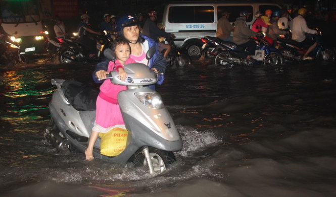 Người dân loay hoay tìm chỗ sửa xe trên đường Kinh Dương Vương. Ảnh Đức Phú