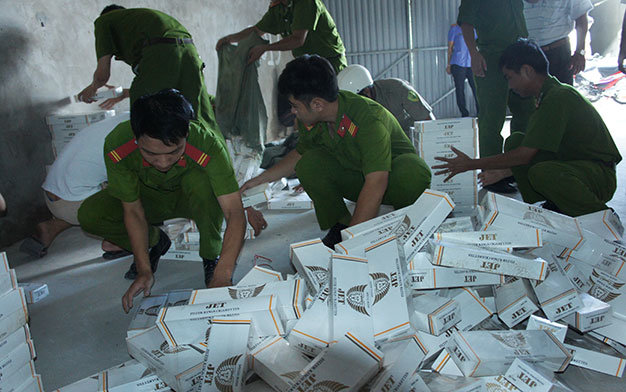 Công an thu giữ số lượng lớn thuốc lá nhập lậu tại kho chứa ở phường 4, TP Sóc Trăng - Ảnh do cơ quan công an cung cấp