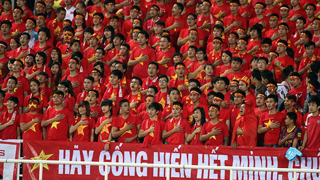 Hình ảnh xúc động và rất đẹp này của CĐV VN không thể bị hoen ố bởi hành vi bạo lực - Ảnh: N.Khôi
