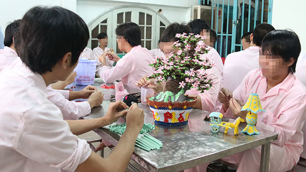 Dạy nghề gấp hoa giấy cho bệnh nhân cai nghiện tại Trung tâm cai nghiện ma túy Thanh Đa (Q.Bình Thạnh, TP.HCM) - Ảnh: Tiến Long