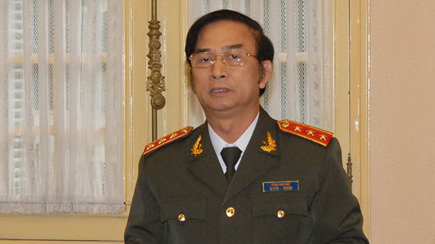 Thượng tướng Đặng Văn Hiếu giới thiệu các nội dung của Luật căn cước công dân, Luật công an nhân dân tại cuộc họp báo - Ảnh: L.K.