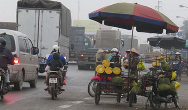 Bày bán hàng trên đường cao tốc Bắc Thăng Long - Nội Bài - Ảnh: N.Long