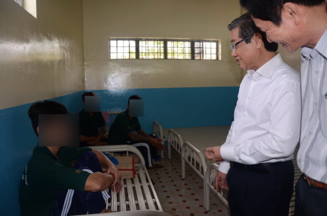 Ông Hứa Ngọc Thuận thăm hỏi người nghiện tại cơ sở Bình Triệu - Ảnh: Vũ Thủy