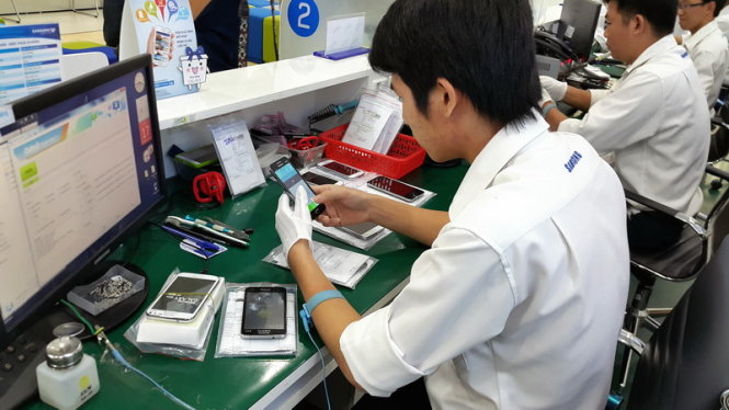 Xử lý nhanh trong một tiếng trực tiếp trước mặt khách hàng tại trung tâm chăm sóc khách hàng Q.4 (TP.HCM) - Ảnh: T.Trực
