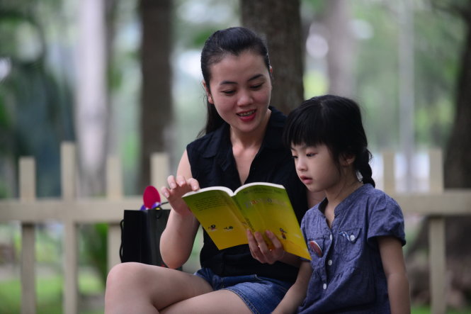 Cha mẹ có thể giúp con tìm “một cuộc phiêu lưu bất tận của mỗi con người” từ sách - Ảnh: Q.Định
