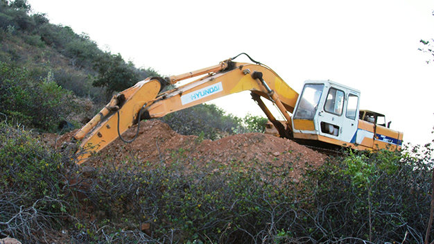 Hoạt động thăm dò khai thác kho báu nghi chôn dấu tại Núi Tàu - Ảnh: Nguyễn Nam