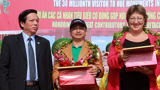Ông Đặng Đình Nguyên và bà Tersh Chenko Juliia nhận phần thưởng của vị khác thứ 30 triệu và 12 triệu thăm di sản Huế - Ảnh: Ngọc Hiển