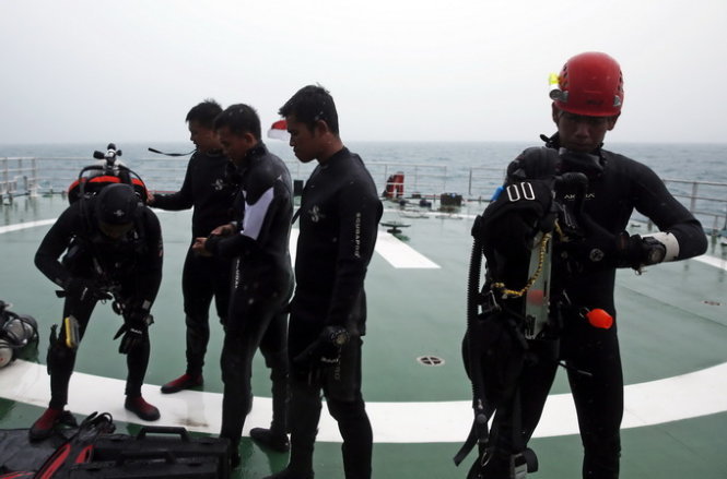 Các thợ lặn Indonesia tham gia chiến dịch tìm kiếm - Ảnh: Reuters