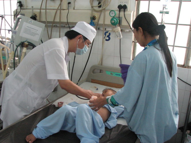 Bệnh nhi bị bệnh tay chân miệng điều trị tại khoa Hồi sức tích cực Bệnh viện Nhi đồng Cần Thơ