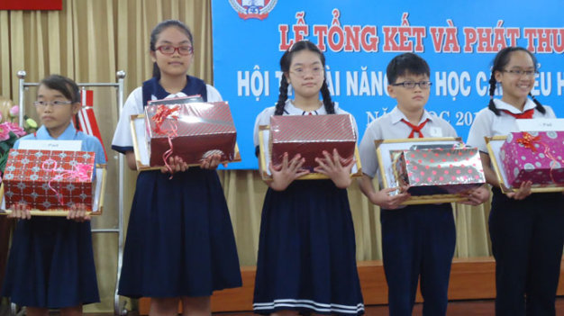 Một lễ khen thưởng học sinh tiểu học - Ảnh: Mỹ Duyên