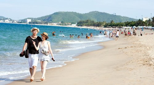 Du khách nước ngoài dạo bộ trên bờ biển dọc đường Trần Phú, Nha Trang năm 2012 - Ảnh: Tiến Thành
