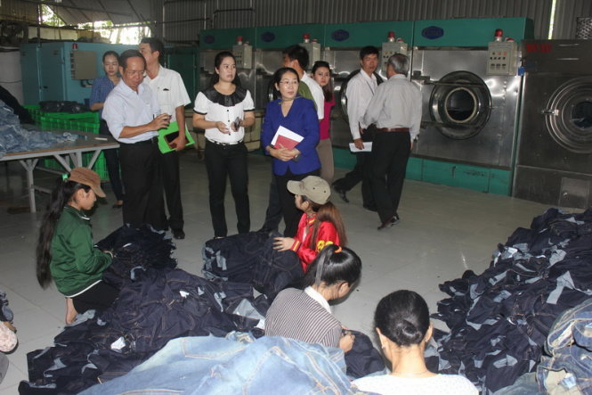 Đoàn đại biểu Quốc hội kiểm tra tình hình hoạt động tại xưởng sản xuất thuộc Công ty TNHH TM-DV thời trang Phương Anh (P.15, Q.Tân Bình). Ảnh: ĐỨC PHÚ